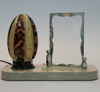 Lámpara con portarretratos realizada en mármol, celuloide, metal cromado y cristal con mercurio.
Origen: Francia.